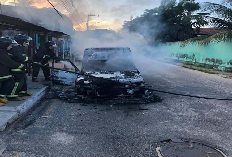 Carro é destruído por incêndio em cidade da Grande Natal