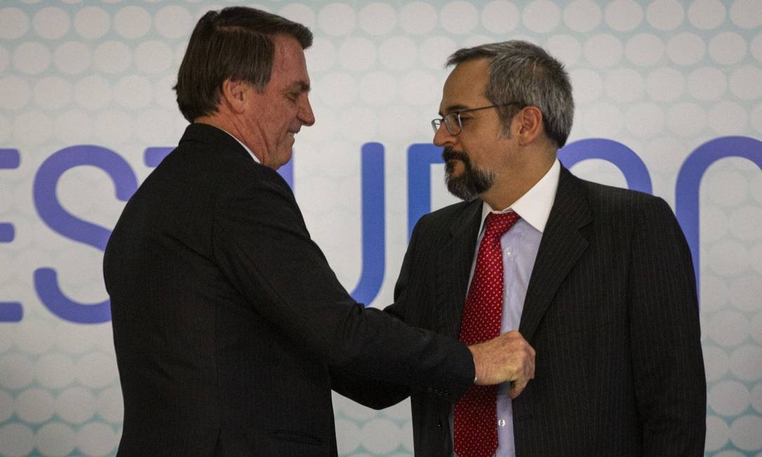 Bolsonaro condecora Weintraub e Aras com Ordem do Mérito Naval