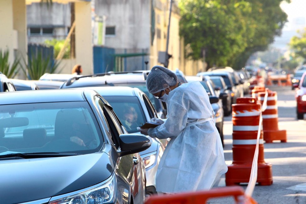 Drive-thru com testes de Covid-19 tem mais de 80 casos positivos em cinco horas