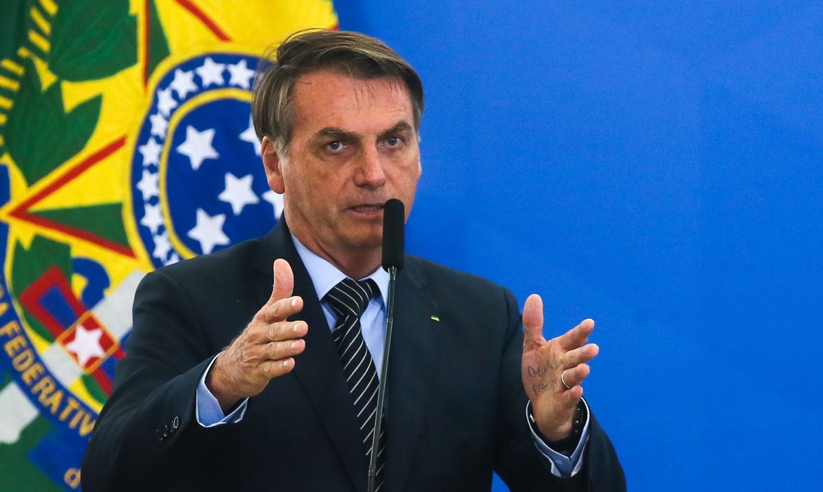 'Tudo aponta para uma crise', diz Bolsonaro ao citar reportagens e atos do STF
