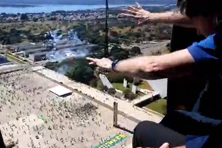 VÍDEO: Bolsonaro sobrevoa Brasília de helicóptero durante manifestação; assista