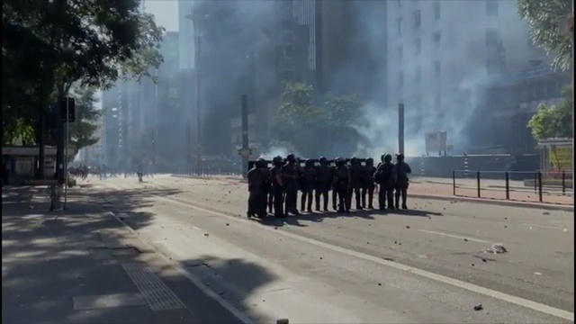 VÍDEO: Manifestantes contra Bolsonaro entram em confronto com PM em SP; assista