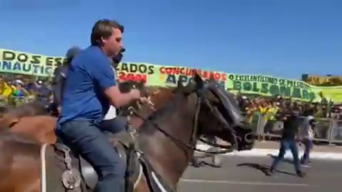 VÍDEO: Bolsonaro monta em cavalo em ato pró-governo em Brasília; assista