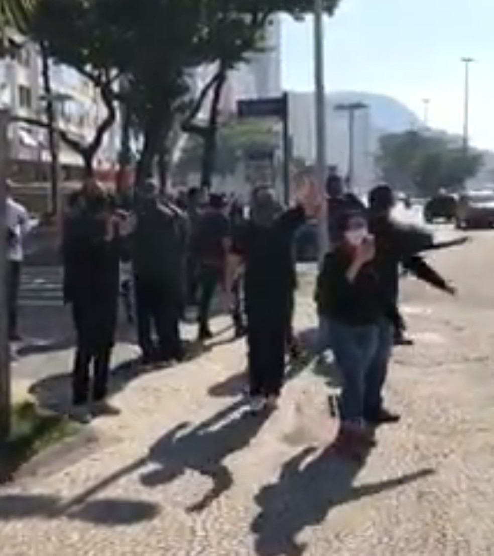 PM usa bombas de gás para dispersar manifestantes em Copacabana