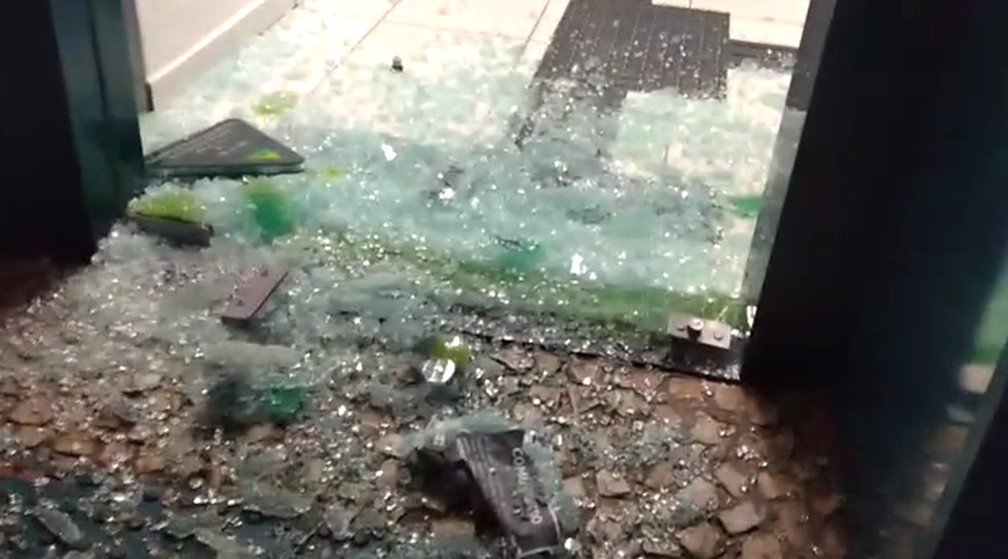 VÍDEO: Atos no PR têm vandalismo, violência e bandeira do Brasil queimada; veja