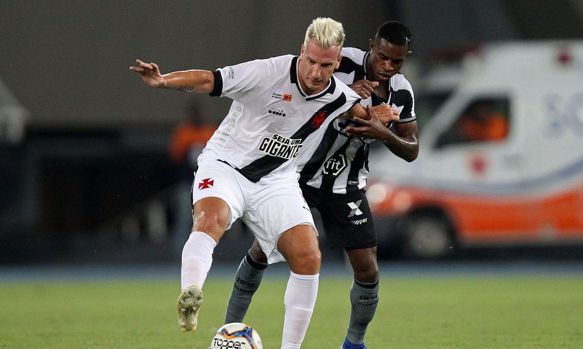 Zagueiro do Botafogo acusa ex-Vasco de racismo em jogo de 2019: "Preto de m..."
