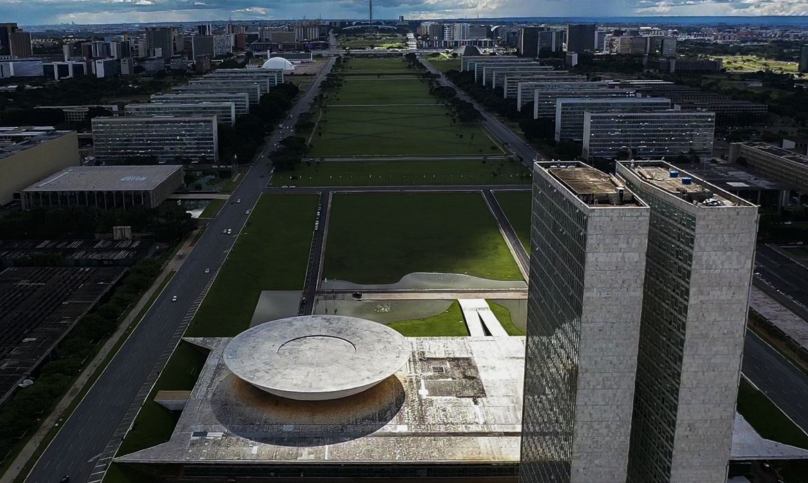 Senado aprova congelamento de preços de remédios e de planos de saúde