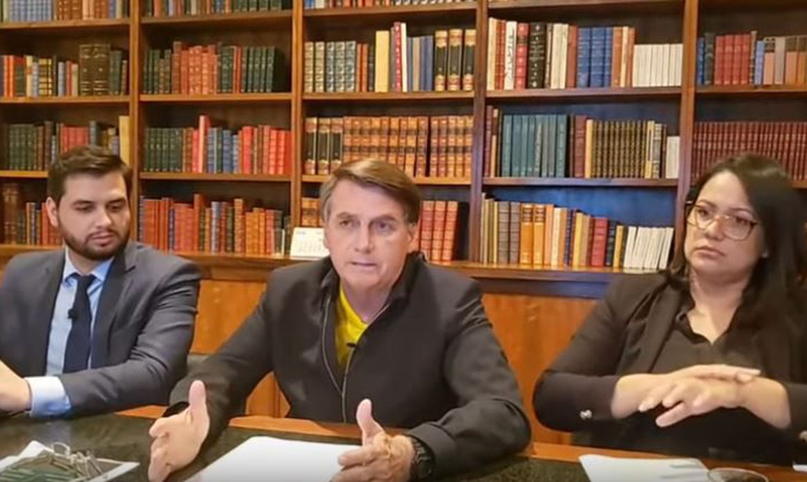 Bolsonaro diz que manifestantes contrários são "terroristas"