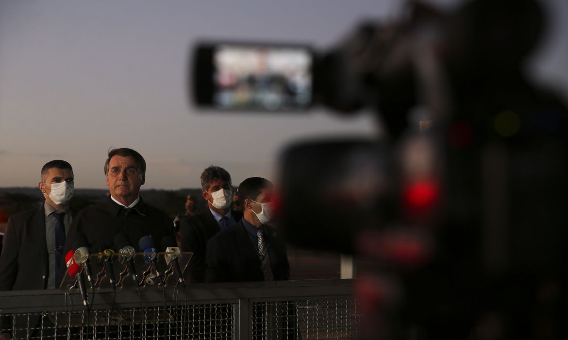 Bolsonaro diz que Brasil pode sair da OMS