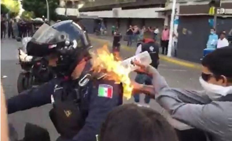 VÍDEO: Manifestante joga álcool e coloca fogo em policial no México; assista