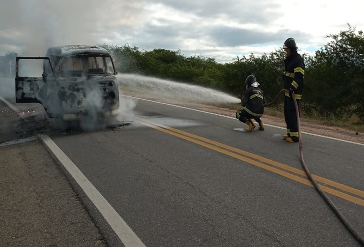 Incêndio em Kombi mobiliza Corpo de Bombeiros no interior do RN