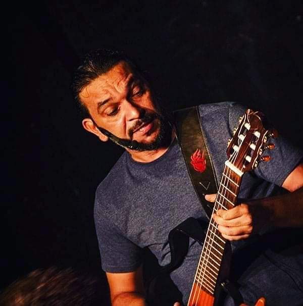 Cantor e compositor Júlio Lima faz show virtual pelo Som Sem Plugs nesta quarta