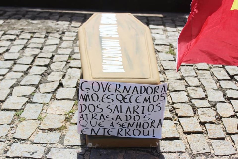 VÍDEO: Sindicato leva caixão para a casa de Fátima e cobra lockdown em protesto