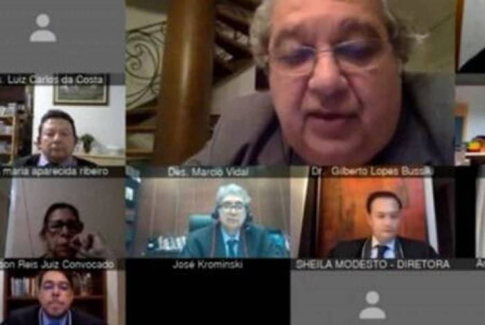 Procurador esquece microfone ligado e comete 'gafe' durante sessão virtual; veja