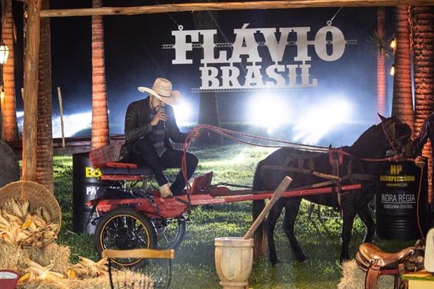 VÍDEO: Sertanejo chega em live de charrete e viraliza após cavalo levá-lo embora
