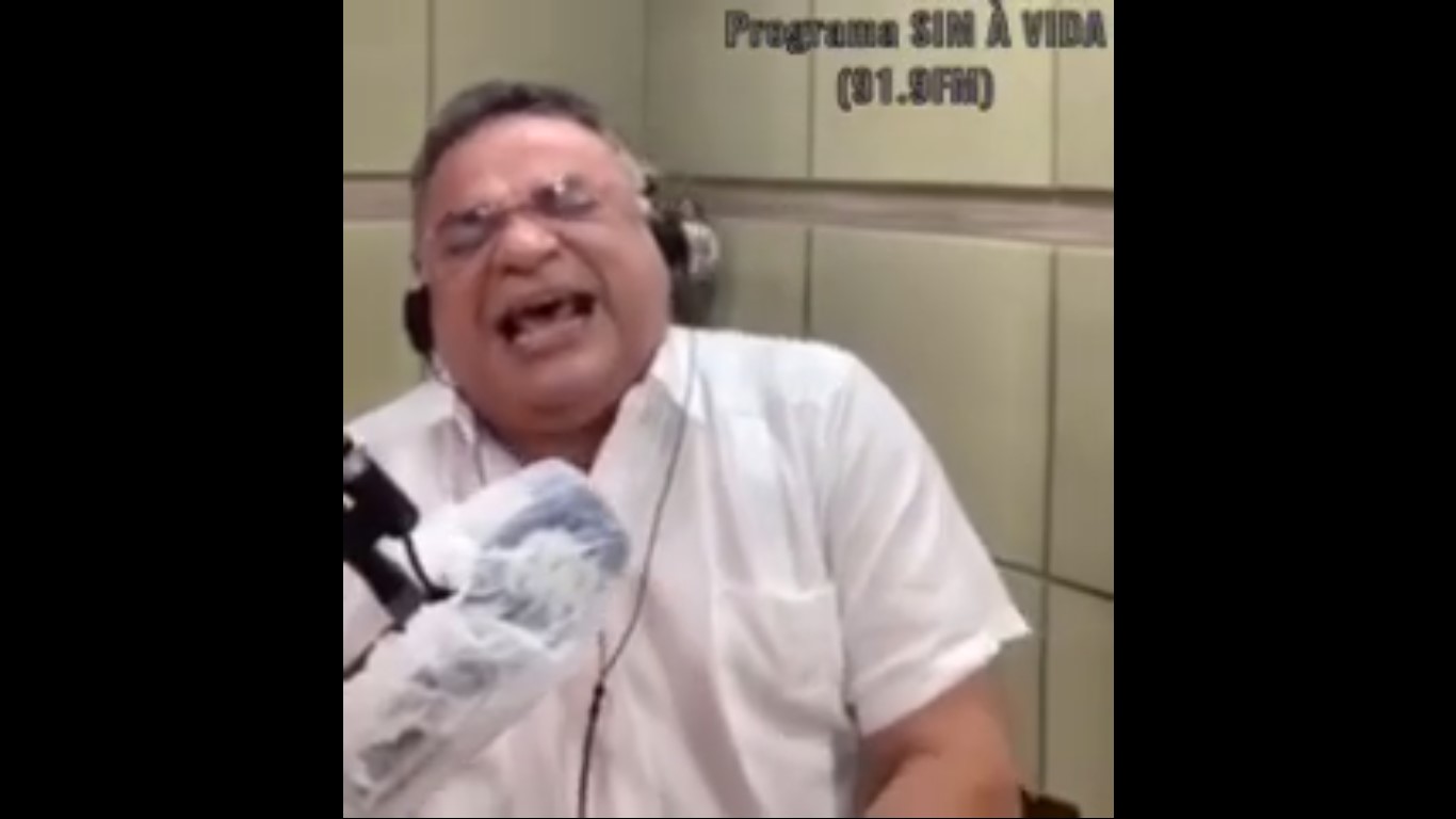 VÍDEO: Padre potiguar racha de rir com mensagem de ouvinte e viraliza na web
