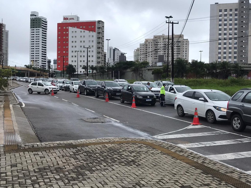 Drive thru: 1º dia de testes rápidos do Covid-19 em Natal tem fila quilométrica