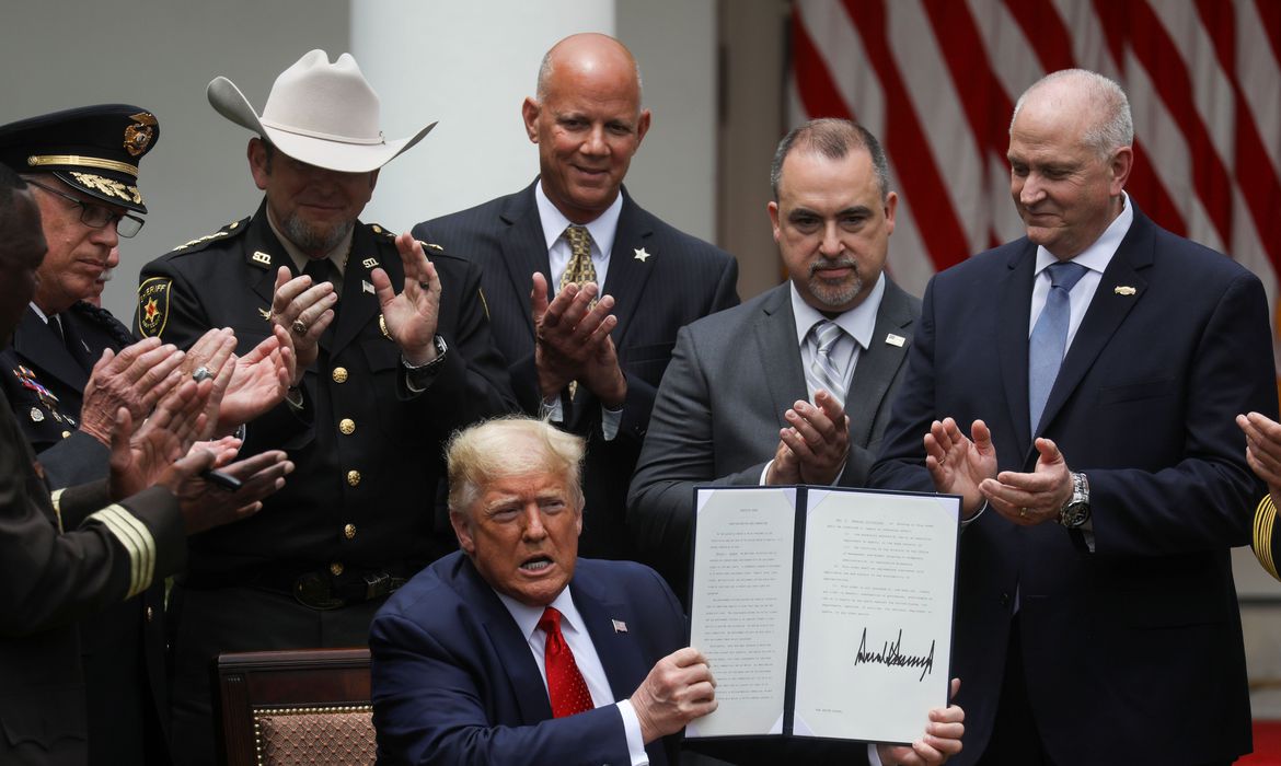 Após morte de George Floyd, Trump assina decreto de reforma policial