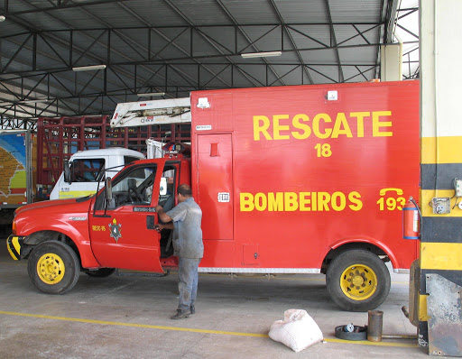 Recém-nascida abandonada ainda com cordão umbilical é resgatada por bombeiros