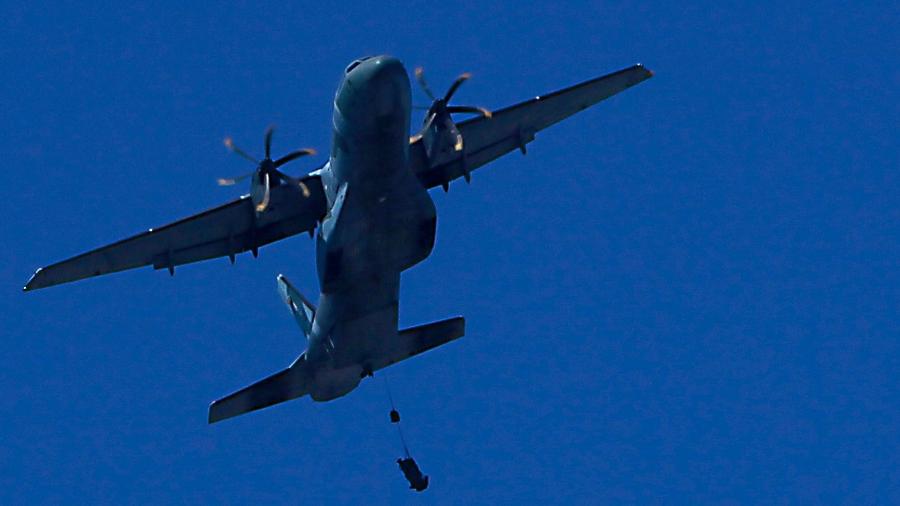 Soldado morre em treinamento no Rio após cair de avião e paraquedas falhar