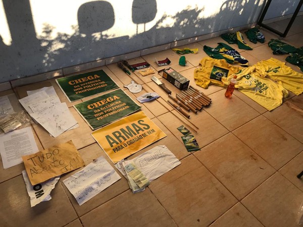 Em operação, Polícia apreende cofre e fogos de grupo extremista Pró-Bolsonaro