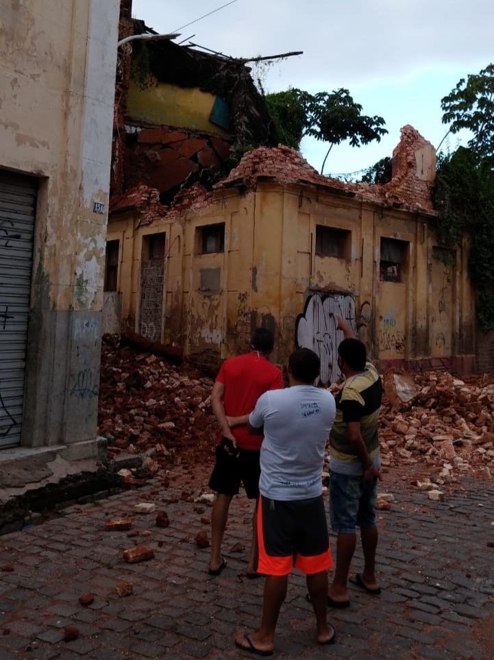 Abandonado, prédio histórico e tombado pelo Iphan desaba em Natal