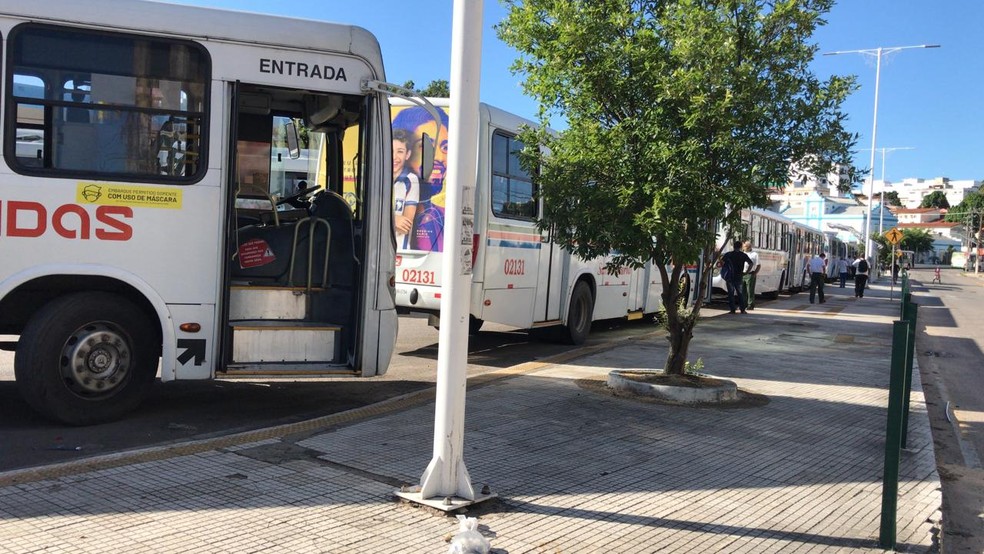 Greve por tempo indeterminado: Motoristas de ônibus cobram benefícios