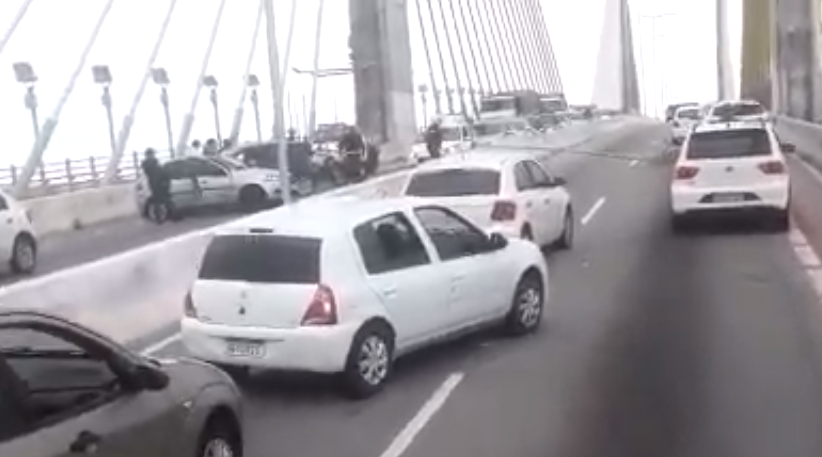 VÍDEO: Acidente derruba poste na Ponte Newton Navarro e provoca congestionamento