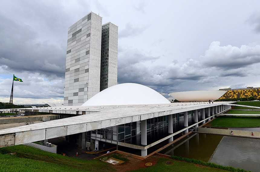 Alcolumbre confirma para amanhã votação da PEC do adiamento das eleições