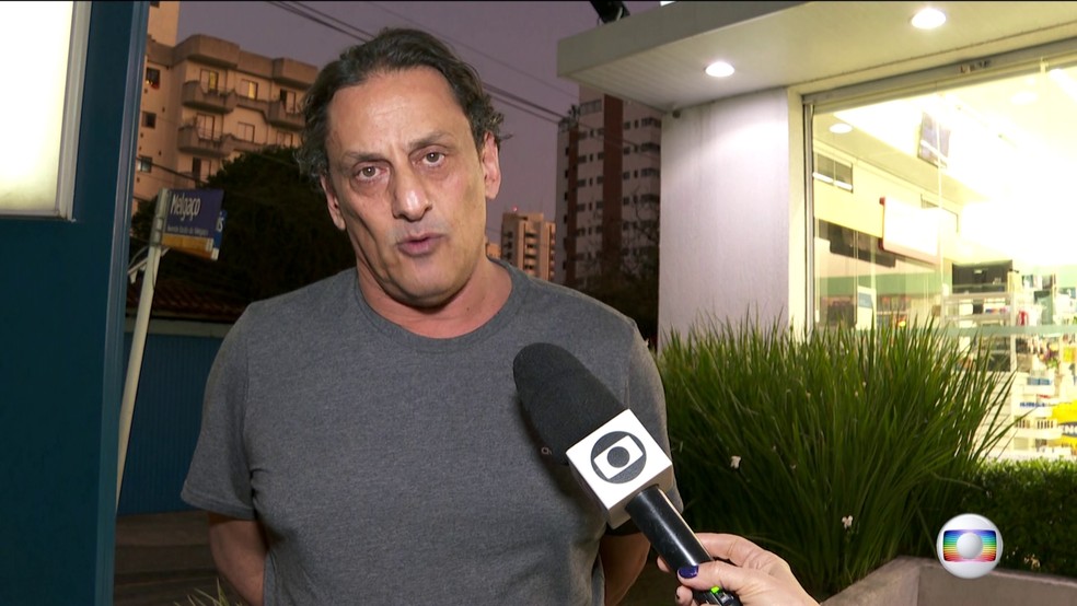 Wassef muda versão e agora diz que abrigo a Queiroz foi "questão humanitária"
