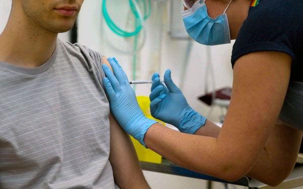 Vacina de Oxford contra Covid-19 começa a ser testada em profissionais de saúde