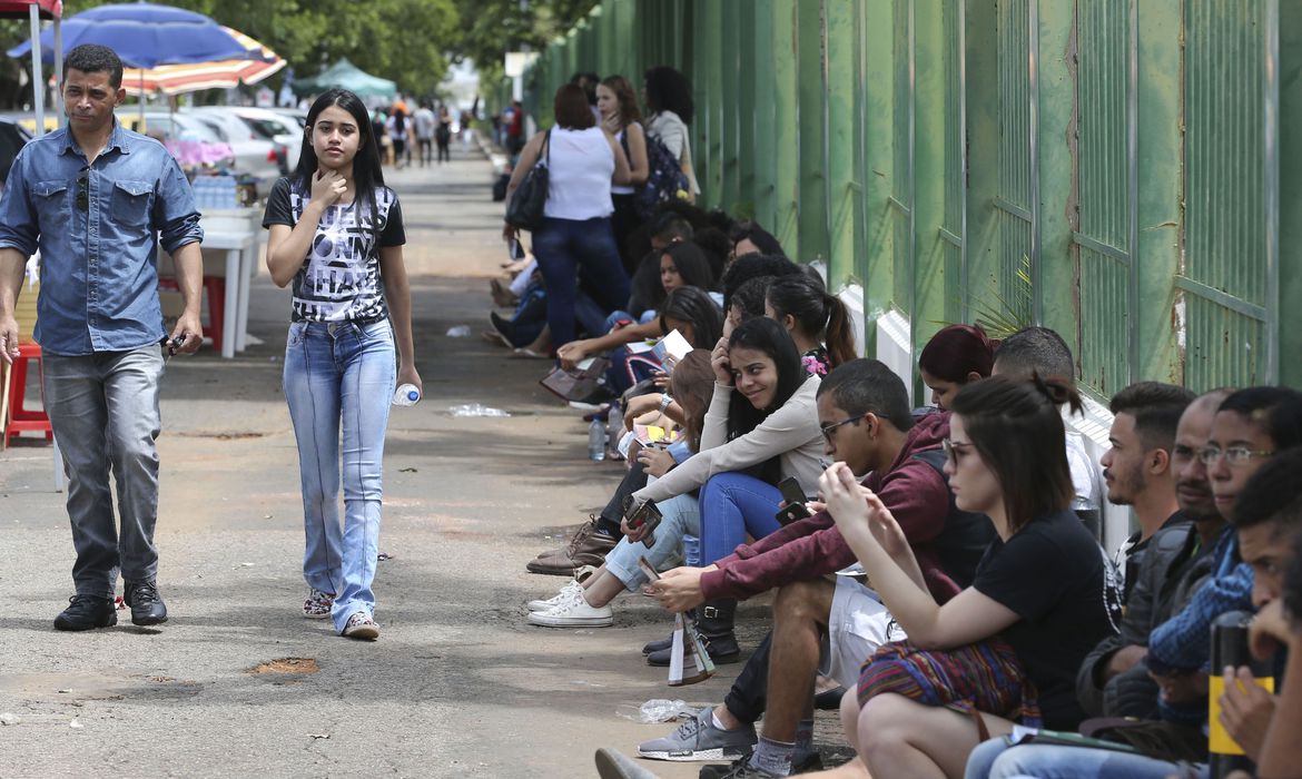 Pesquisa aponta que 28% dos jovens não voltarão às aulas após pandemia