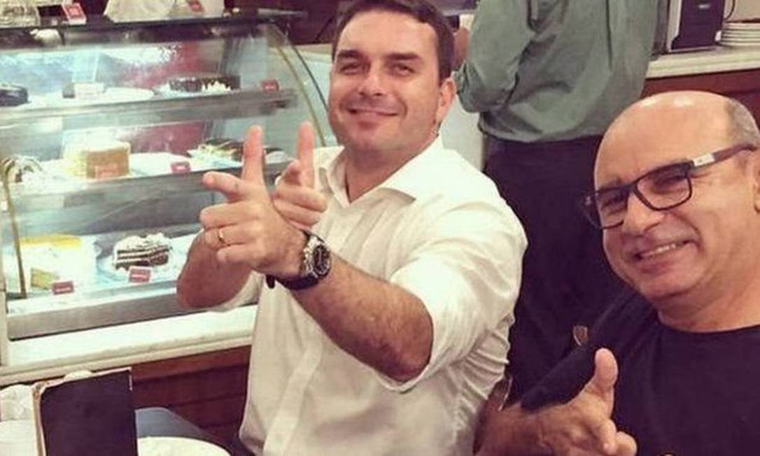 MP do Rio quer denunciar Flávio Bolsonaro, Queiroz e outros assessores