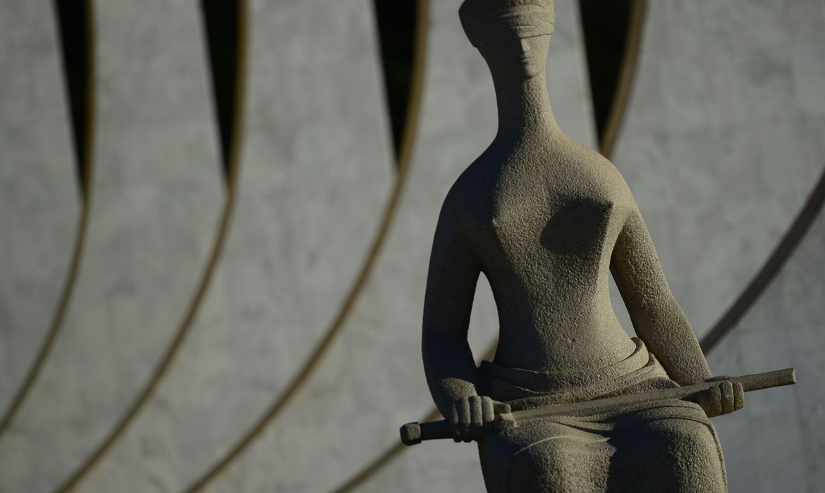 STF proíbe corte de salário e jornada de servidores públicos