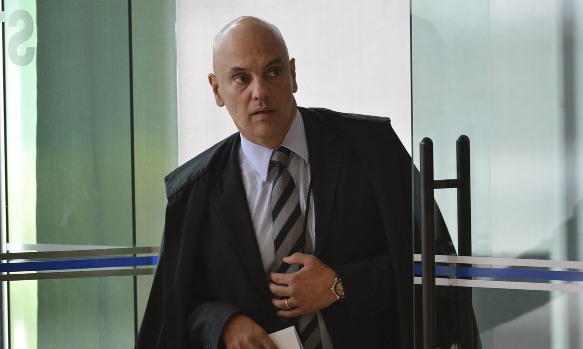 Moraes permite saída de Sara Winter da prisão, mas com tornozeleira