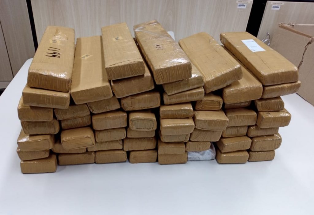 PF prende mulheres e faz nova apreensão recorde de maconha no aeroporto de Natal
