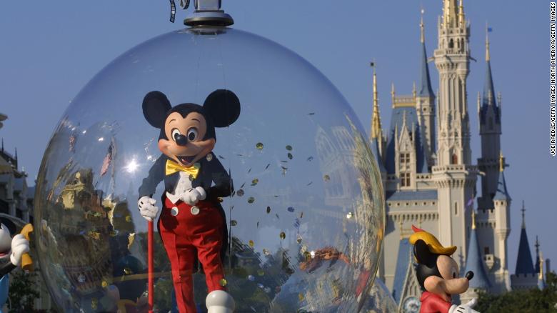 Disney é pressionada a adiar reabertura de parques na Flórida