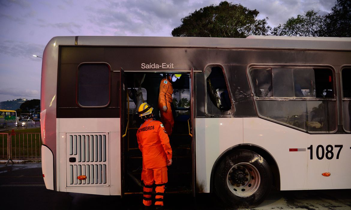 Homem ateia fogo em ônibus perto do Palácio do Planalto e pede "Fora Bolsonaro"