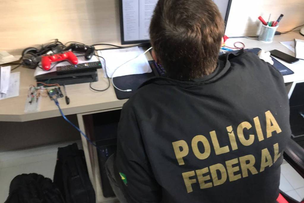 PF faz operação contra hackers suspeitos de acessar dados pessoais de Bolsonaro