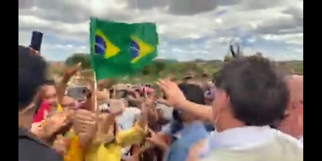 VÍDEO: Bolsonaro é recebido aos gritos de “mito” no Ceará; assista