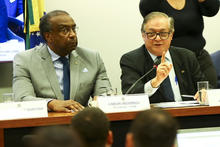 Novo ministro da Educação atualiza currículo após universidade negar doutorado