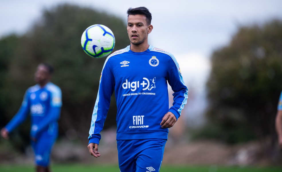 Jogador do Cruzeiro passa bem após acidente de carro