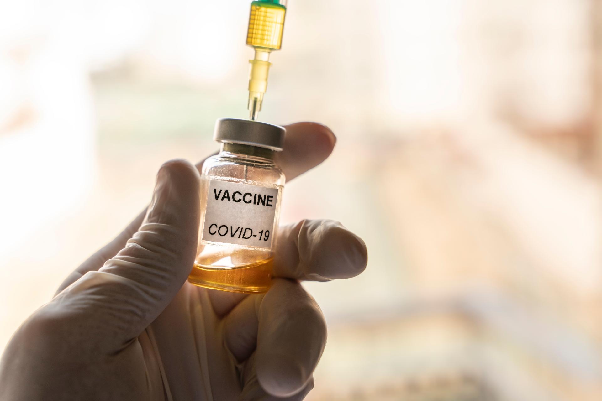 Covid-19: testes preliminares da vacina de Oxford chegam a 90% de proteção