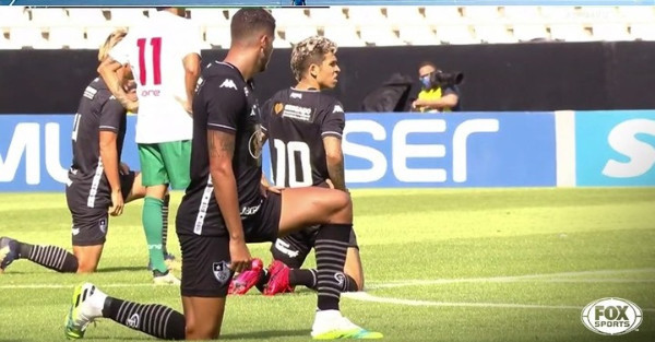 Elenco do Botafogo entra com faixa e se ajoelha em protesto na volta do Carioca
