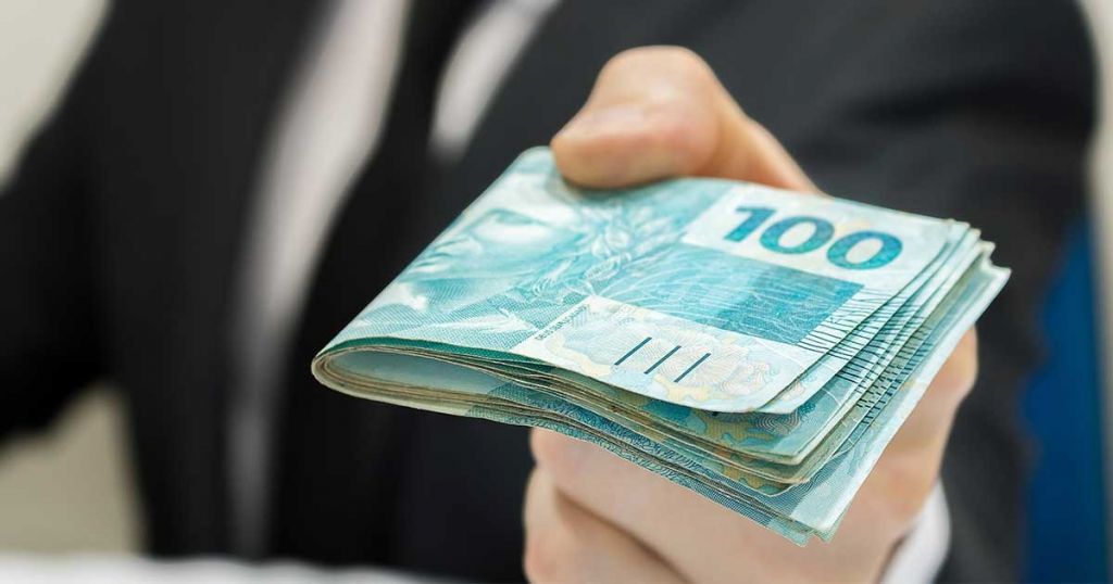 620 mil pessoas recebem auxílio emergencial sem precisar, diz TV