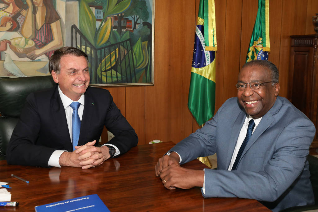 Erros em currículo adiam posse e ameaçam permanência de novo ministro no MEC