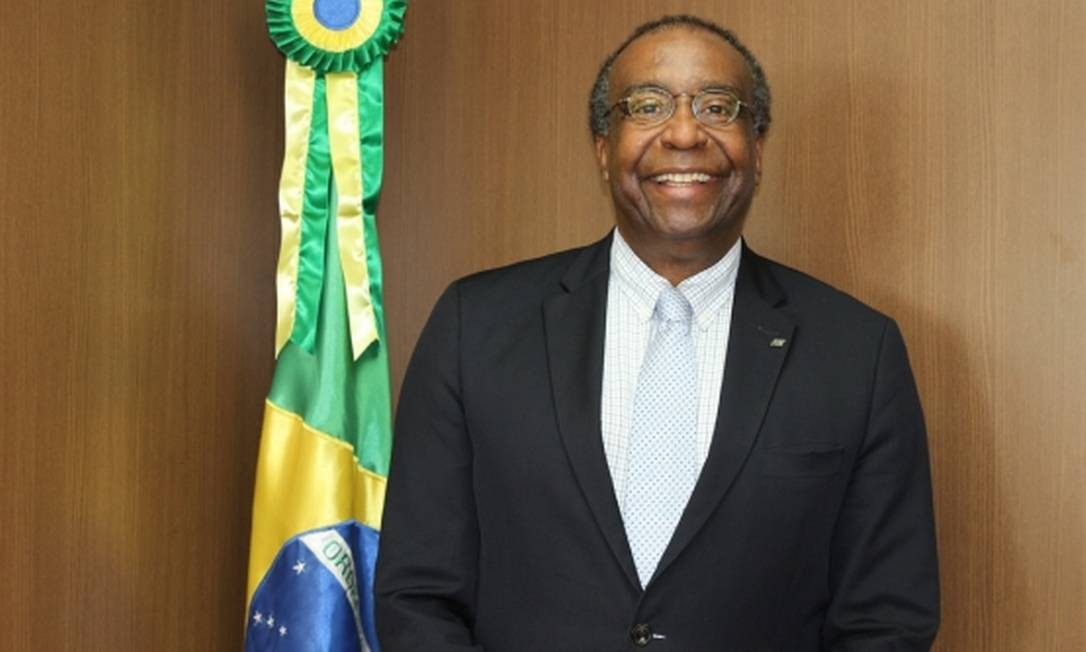 Decotelli alega que não defendeu tese por questão financeira e diz: sou ministro