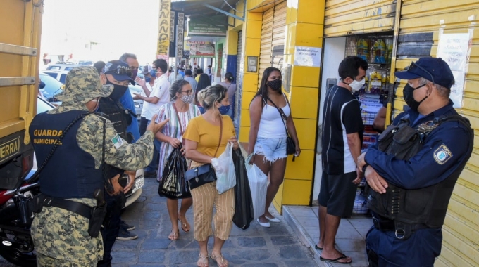 Prefeitura orienta comerciantes do Alecrim sobre retomada da economia