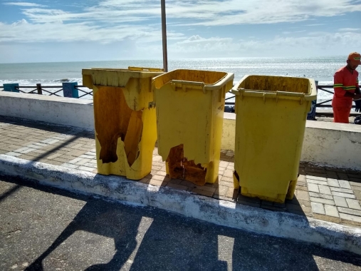 Vândalos destroem lixeiras em Ponta Negra novamente