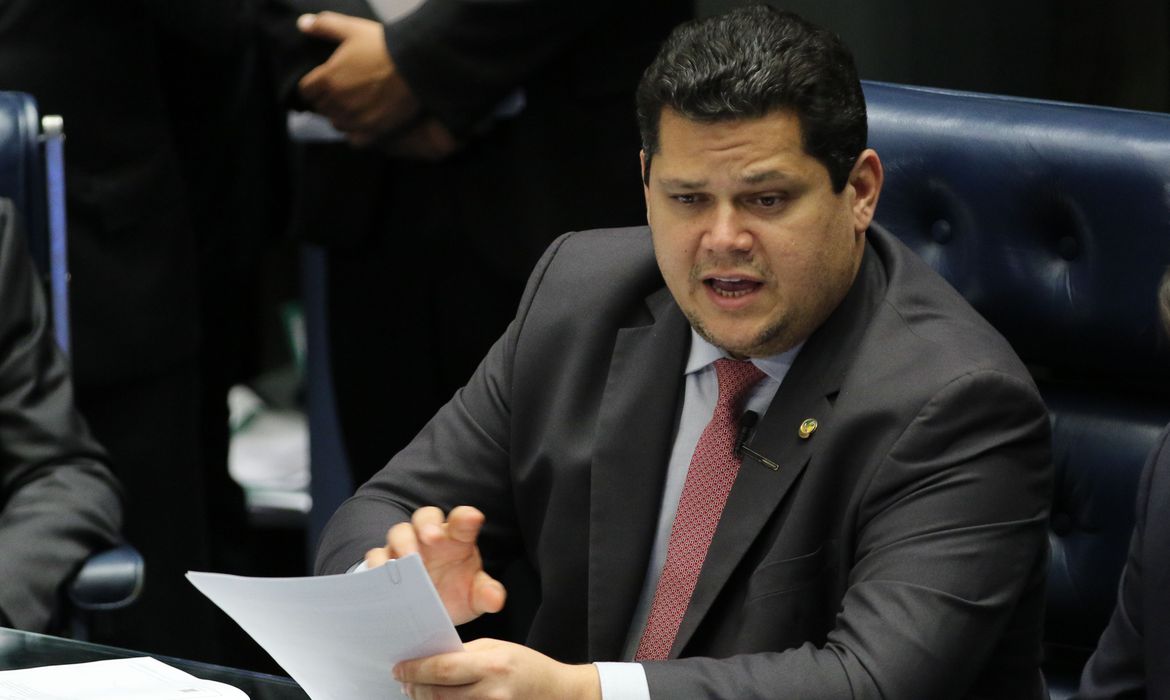Senado aprova PL das Fake News; projeto segue para Câmara